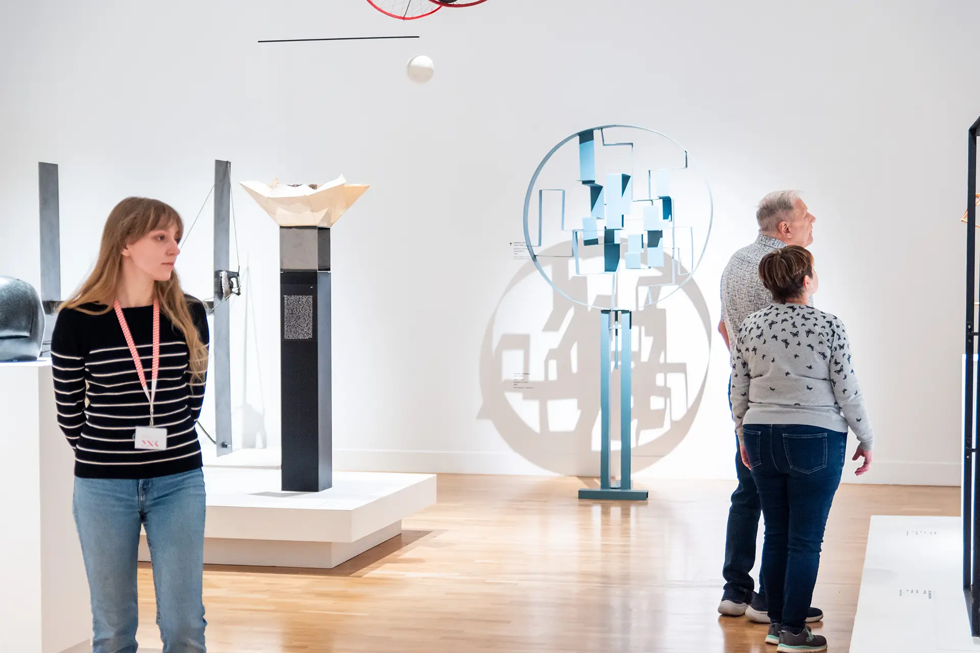 Zdjęcie przedstawiające obsługę zwiedzającego